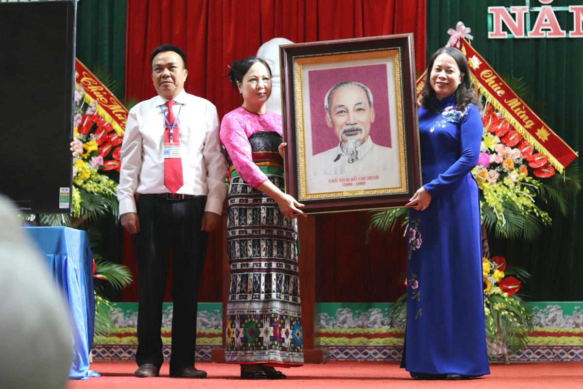 Phó Chủ tịch nước Võ Thị Ánh Xuân trao bức hình Chủ tịch Hồ Chí Minh cho đại diện lãnh đạo Trường THPT DTNT Ngọc Lặc.