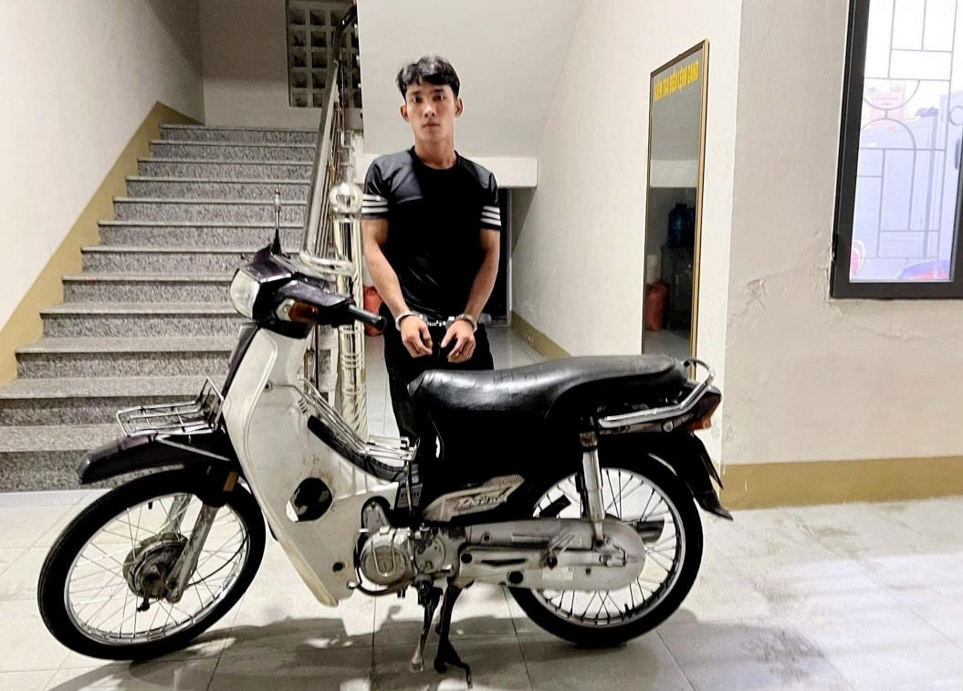 Đối tượng Lê Thanh Quân cùng tang vật. 