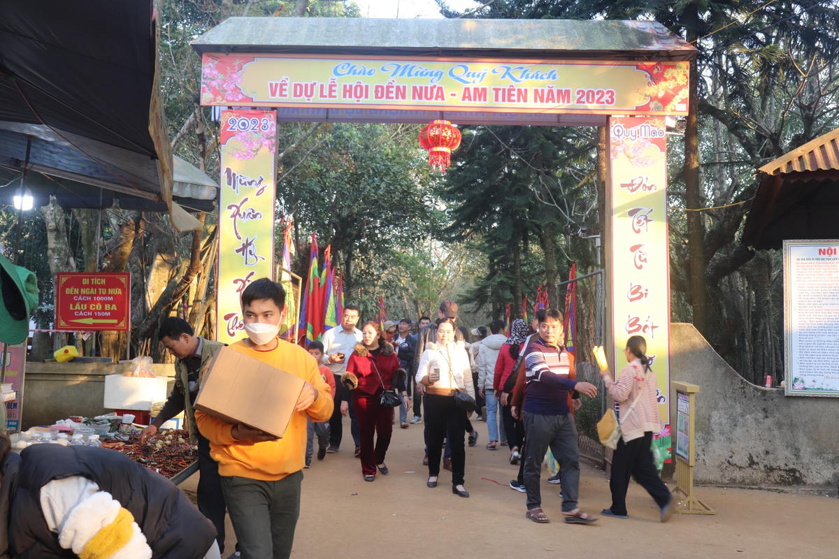 Chỉ riêng trong ngày hôm nay (mùng 9 Tết Nguyên đán), theo ước tính, đã có hàng nghìn người trở về đây để chiêm bái, hành hương