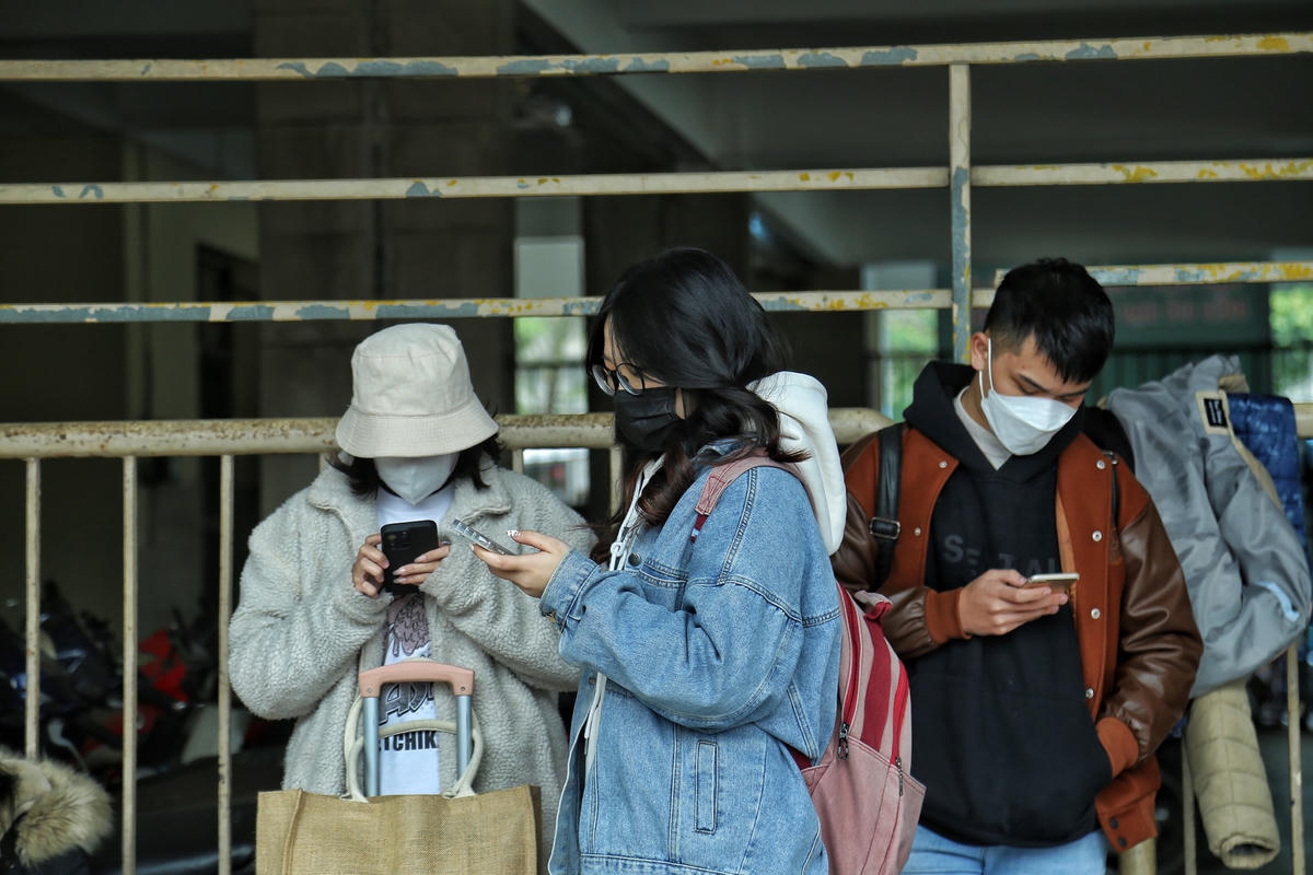“Gần một năm nay tôi xa quê xuống Hà Nội để làm việc nên rất nhớ nhà. Ngay sau buổi làm việc cuối cùng tôi đã ngay lập tức đặt xe về quê thăm nhà sắm sửa thêm đồ đạc cho gia đình để chuẩn bị đón Tết Nguyên đán”, chị Năm cho hay.
