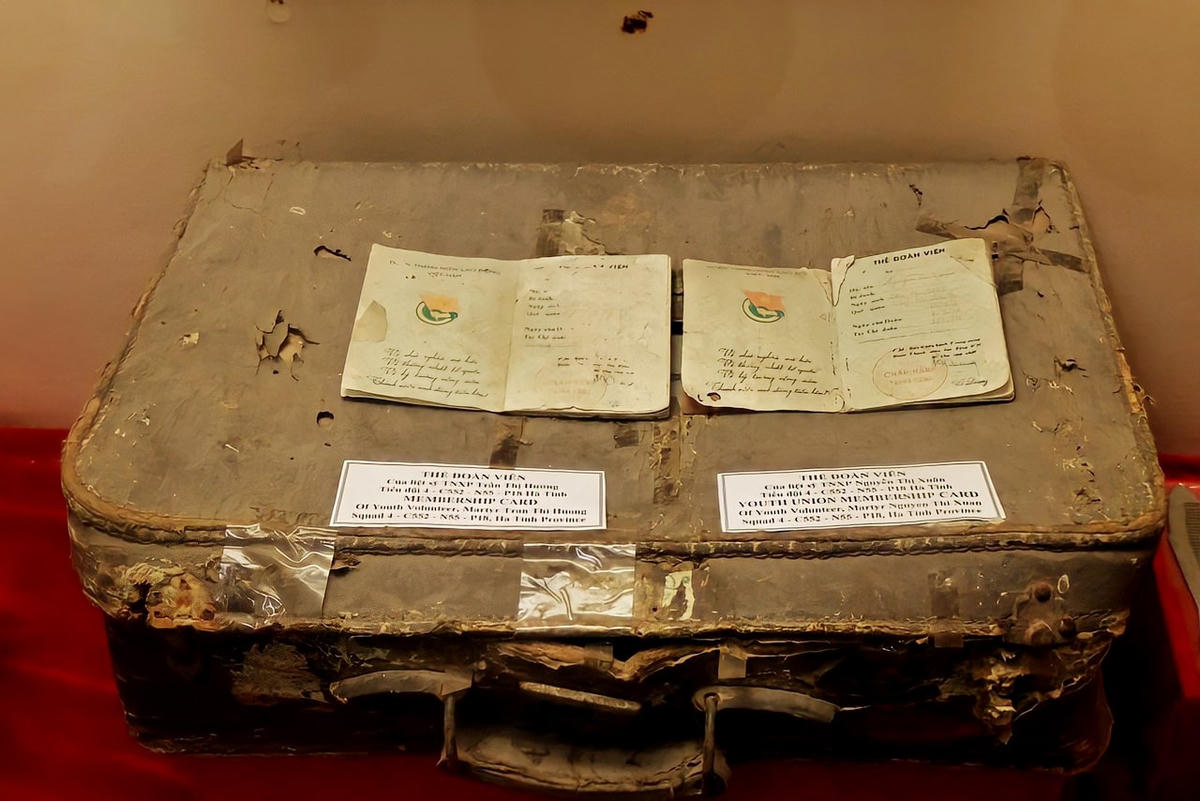 Sổ hát, thẻ đoàn viên cùng chiếc rương cũ đều là những kỷ vật còn sót lại của các chị Trần Thị Hường, Nguyễn Thị Xuân.