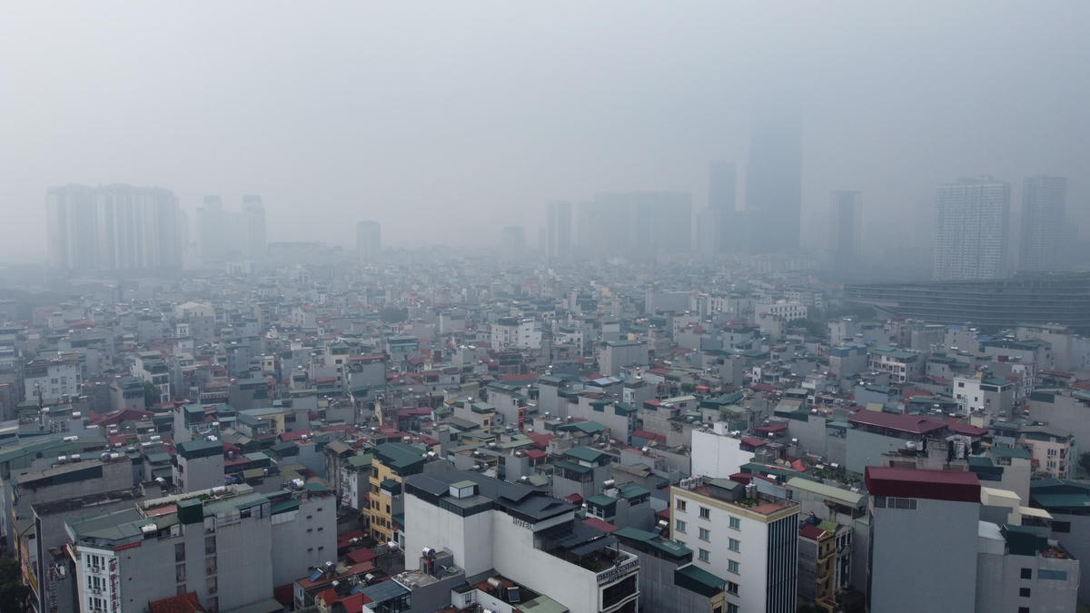 "Nguyên nhân do đêm qua và sáng sớm nay, miền Bắc có mưa, mưa rào, những cơn mưa đêm để lại lượng ẩm trong không khí lớn nên sáng nay tạo sương mù", đại diện Trung tâm Dự báo KTTV Quốc gia chia sẻ.