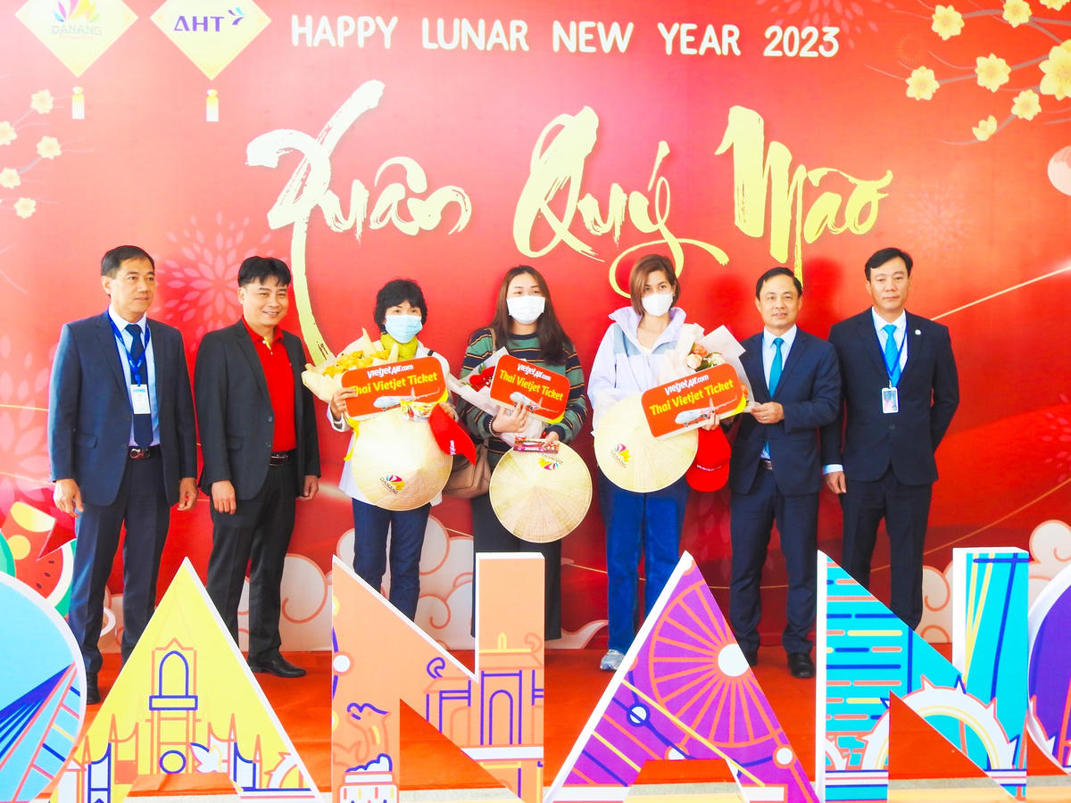 Những du khách quốc tế đầu tiên đặt chân xuống sân bay Đà Nẵng sáng 22/1 (mồng 1 Tết Nguyên đán Quý Mão). Ảnh Thanh Tùng