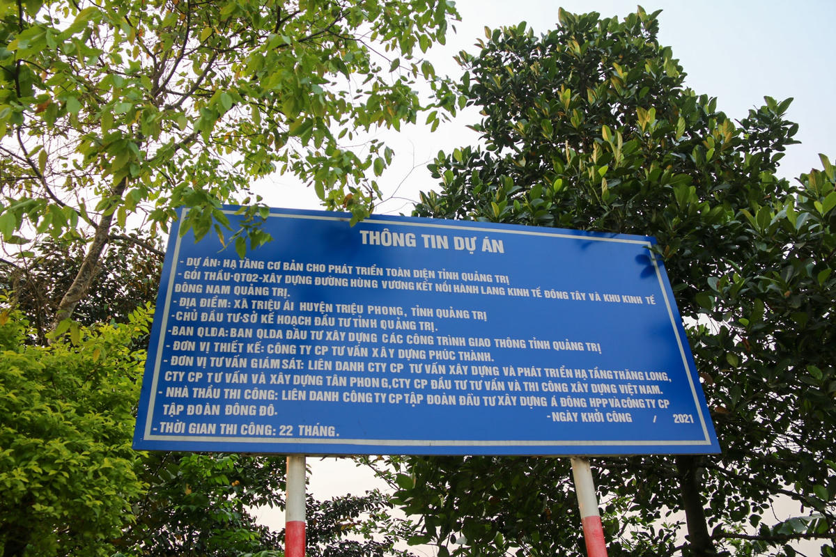 Dự án đường Hùng Vương được phê duyệt báo cáo nghiên cứu khả thi tại Quyết định số 3634/QĐ-UBND ngày 27/12/2017; Thiết kế bản vẽ thi công và dự toán tại Quyết định số 2358/QĐ-UBND ngày 18/8/2020 của UBND tỉnh Quảng Trị.