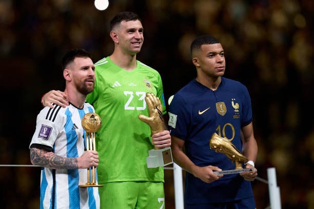 Những danh hiệu cao quý nhất đã được trao cho Messi (Quả bóng vàng’), thủ thành Emiliano Martinez (giữa) giành giải “Găng tay vàng” và Mbape là Vua phá lưới.