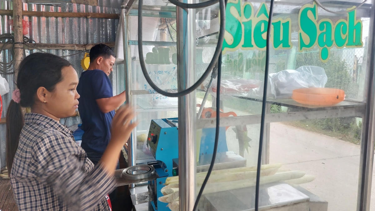 Chị Sơn Thị Hồng Anh (ấp Đai Úi, xã Phú Mỹ, huyện Mỹ Tú) có thu nhập ổn định 200.000đ/ngày nhờ nguồn vốn chuyển đổi nghề của Chương trình MTQG 1719 hỗ trợ.