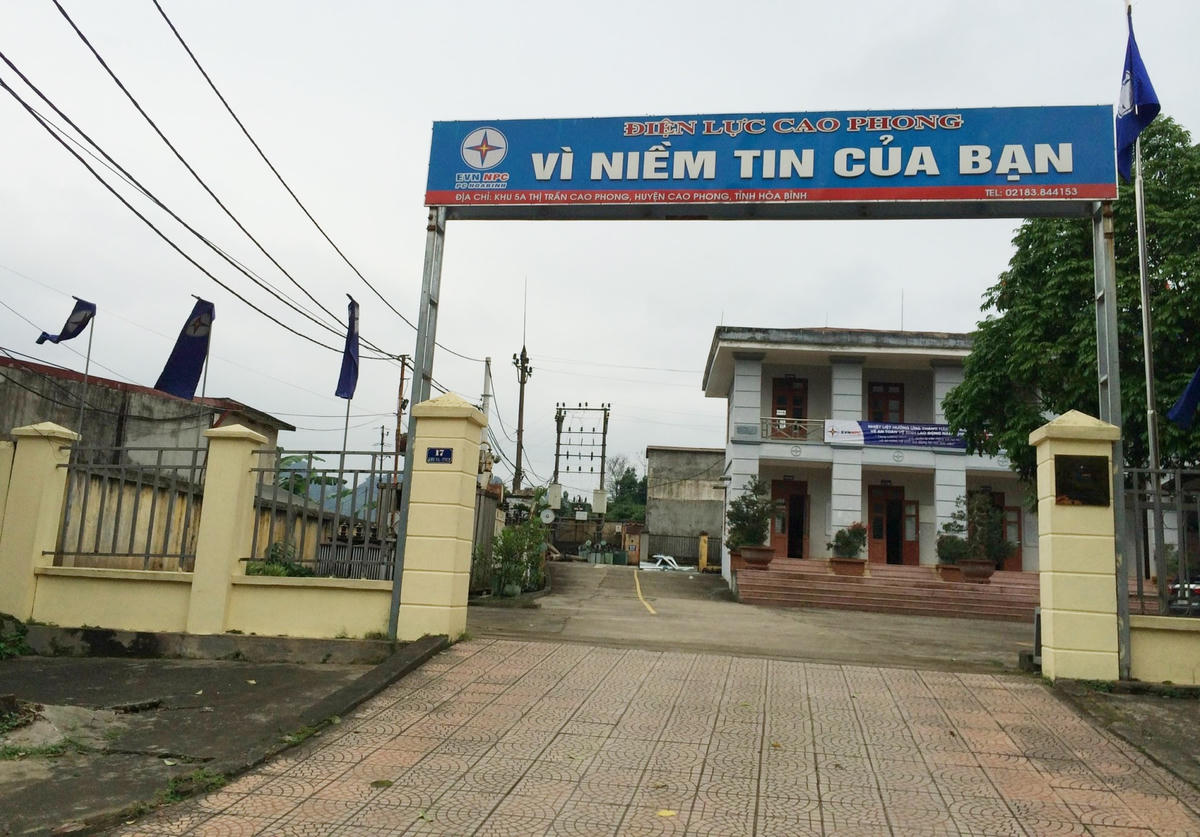 Giám đốc Điện lực Cao Phong bị khởi tổ điều tra về tội "Giả mạo trong công tác" và "Lợi dụng chức vụ, quyền hạn trong khi thi hành công vụ".