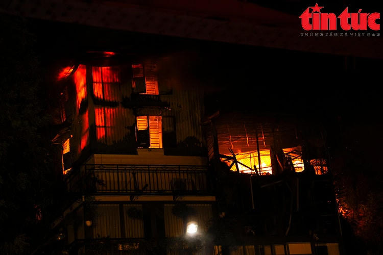 Ngọn lửa bùng phát từ tầng tum tại số nhà 15D phố Hàng Cót lan sang các nhà kế bên.