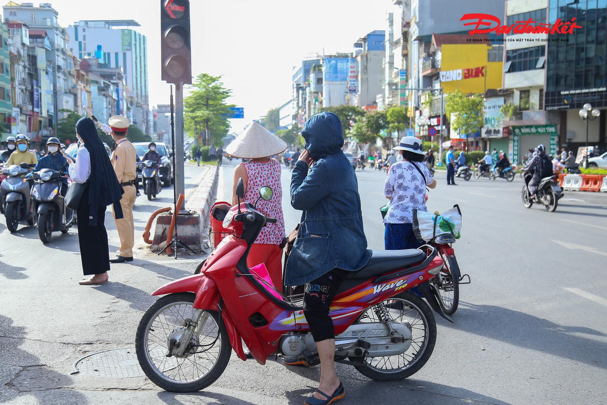 Những xe vi phạm đều được lực lượng chức năng nhắc nhở, hướng dẫn cách thức di chuyển.