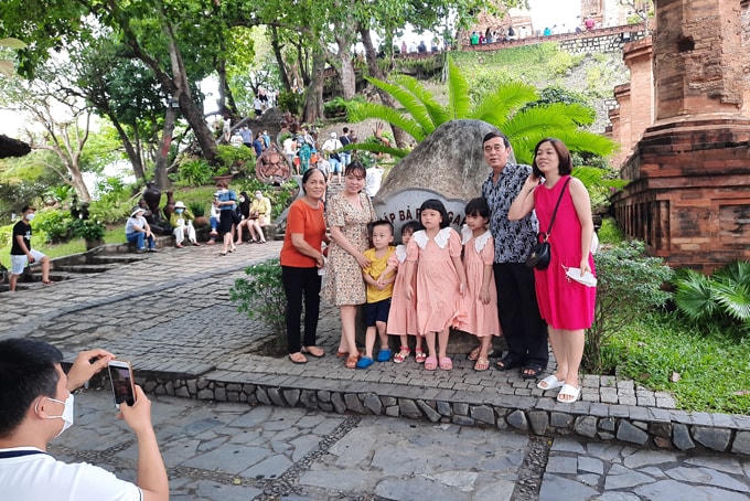 Du khách chụp hình lưu niệm. 
