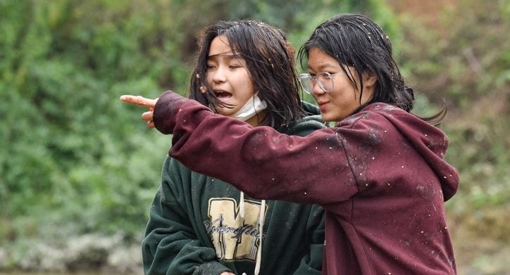 Các cô gái trẻ luôn là tâm điểm của “cuộc chiến” rượt đuổi, ném cà chua. Dù bị ném cà chua bẩn hết quần áo nhưng ai cũng cười tươi vui vẻ.