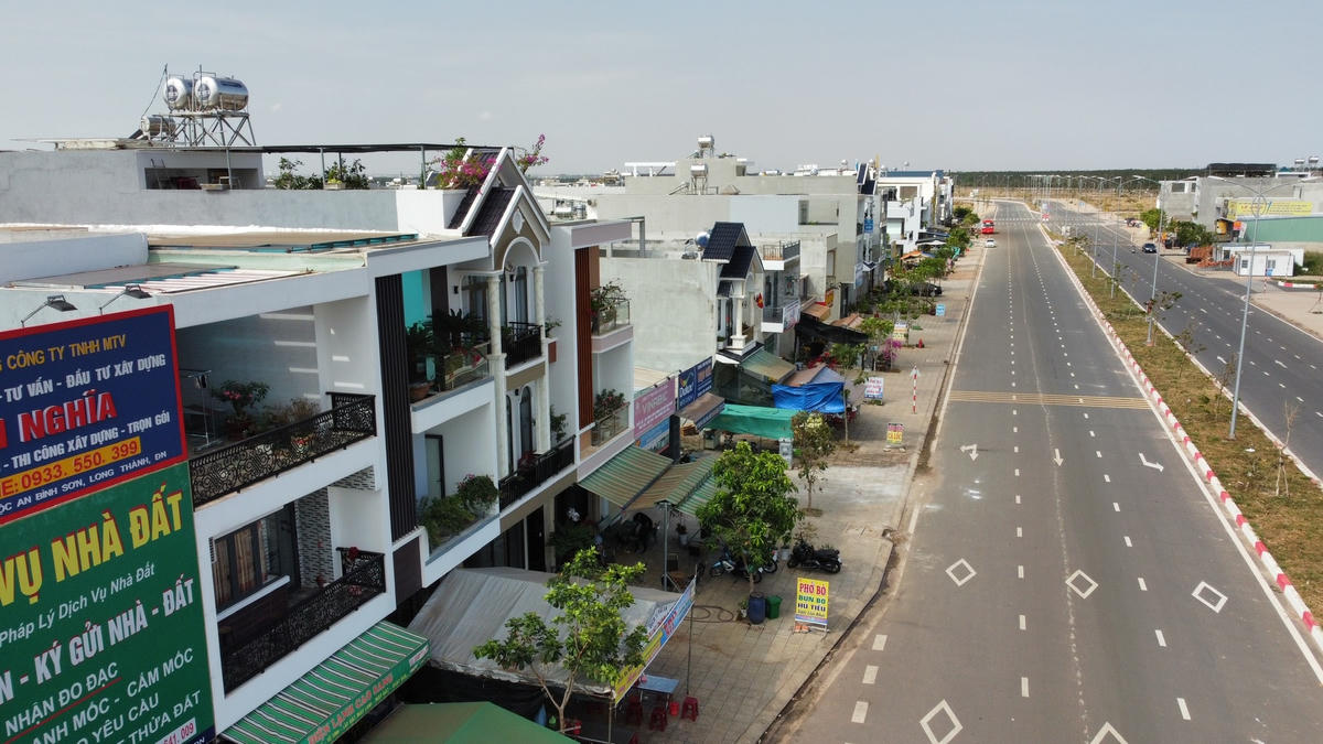 Những căn nhà cao tầng hoành tráng được người dân xây dựng tại khu TĐC Lộc An-Bình Sơn. Ảnh: Mạnh Thìn.