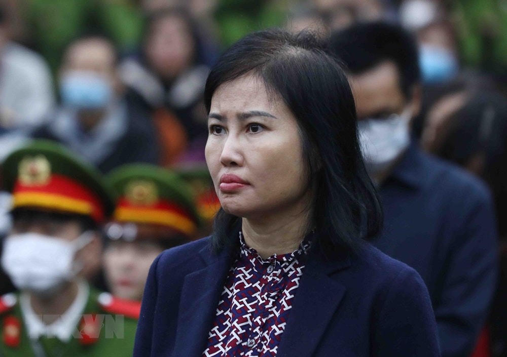 Bị cáo Hoàng Thị Thúy Nga, cựu Phó Tổng Giám đốc Công ty AIC, nghe chủ tọa tuyên án. (Ảnh: Phạm Kiên/TTXVN).