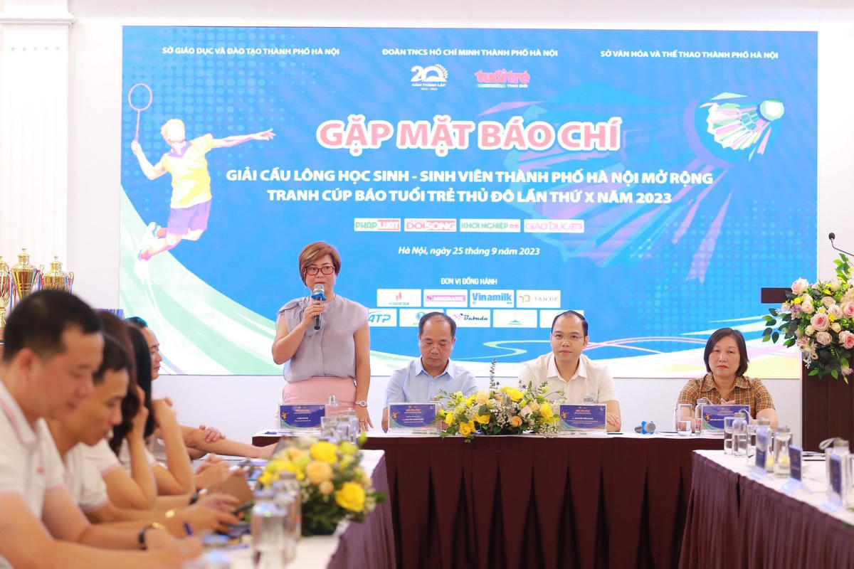 Bà Bùi Kim Hà, Tổng Trọng tài điều hành giải trả lời báo chí.