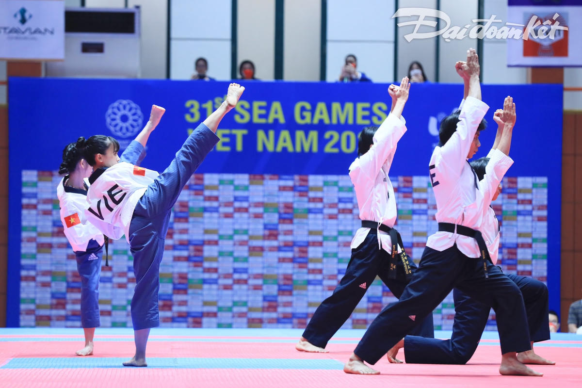 Các vận động viên của đội tuyển Taekwondo Việt Nam thi đấu nội dung quyền sáng tạo đồng đội.