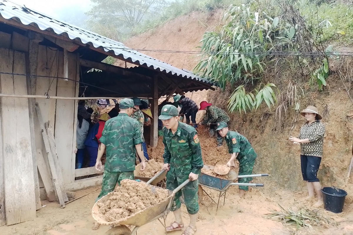 Đồn Biên phòng Pù Nhi đã cử cán bộ chiến sỹ giúp sơ tán, khắc phục nhà ở cho hai hộ dân tại bản Cơm (xã Phù Nhi) bị sạt lở đất vào nhà sáng 29/9.  Ảnh: BĐBP tỉnh Thanh Hóa.