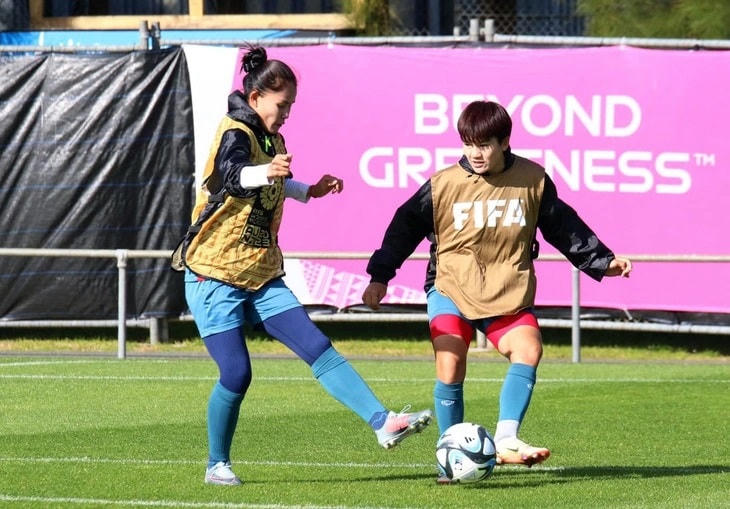 Trung vệ Chương Thị Kiều (trái) trên sân tập sáng 24/7. Ảnh: VFF.