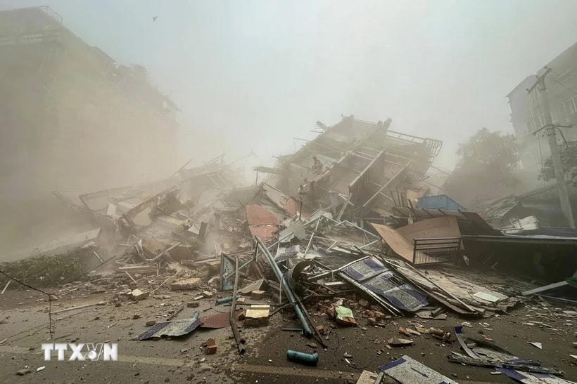 Toà nhà bị phá huỷ trong trận động đất kinh hoàng ở Mandalay (Myanmar), ngày 28/3/2025. (Ảnh: Getty Images/TTXVN)