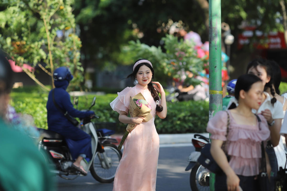 Hà Nội: Thời tiết đẹp, giới trẻ ùn ùn đổ về Hồ Tây chụp ảnh