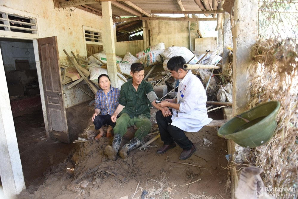 Bác sĩ đến khám cho người dân vùng chịu thiên tai. Ảnh: Thành Chung.  