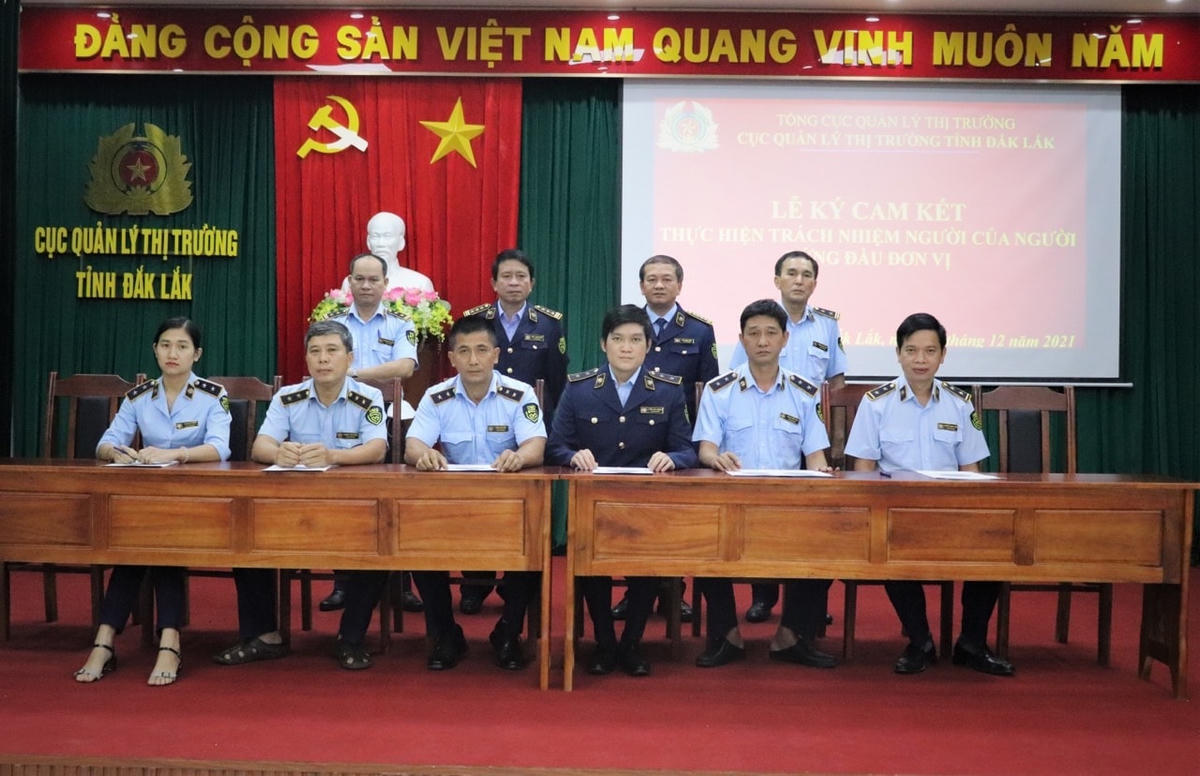 Cục Quản lý thị trường tỉnh Đắk Lắk ký cam kết thực hiện trách nhiệm của người đứng đầu đơn vị.