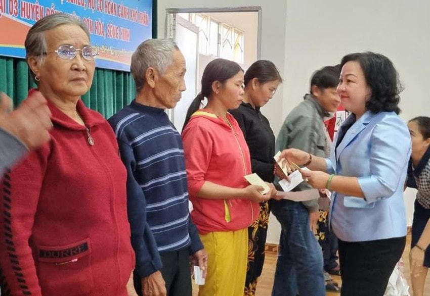 Bà Cao Thị Hòa An, Phó Bí thư Thường trực Tỉnh ủy, Chủ tịch HĐND tỉnh Phú Yên, trao quà cho các hộ nghèo.