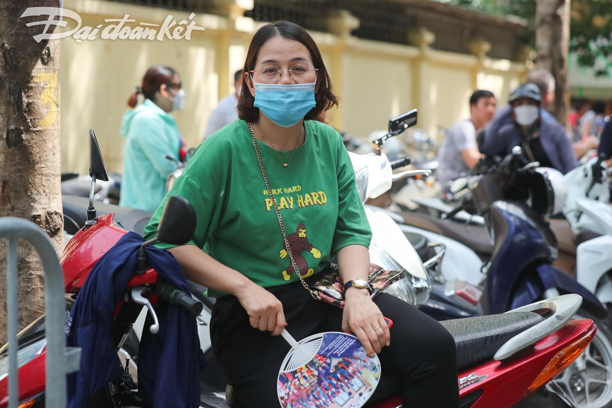 Chị Lê Thị Thu Hà, phụ huynh thí sinh La Ngọc Quang, học sinh lớp 9A5 Trường THCS Hoàng Hoa Thám yên tâm khi con làm khá tốt bài thi môn Ngữ văn.