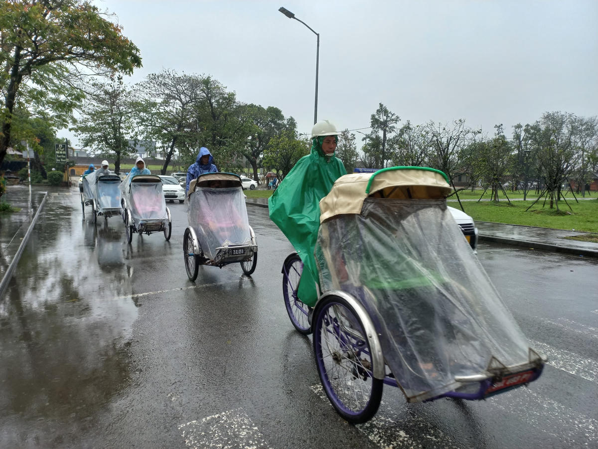 Tương tự, chị Trần Quỳnh Như (du khách đến từ Quảng Bình) cho rằng, việc được ngắm vẻ đẹp xứ Huế dưới cơn mưa tầm tã thật sự là một trải nghiệm đáng nhớ. Mưa Huế mang một đặc trưng mà không địa phương nào có được.