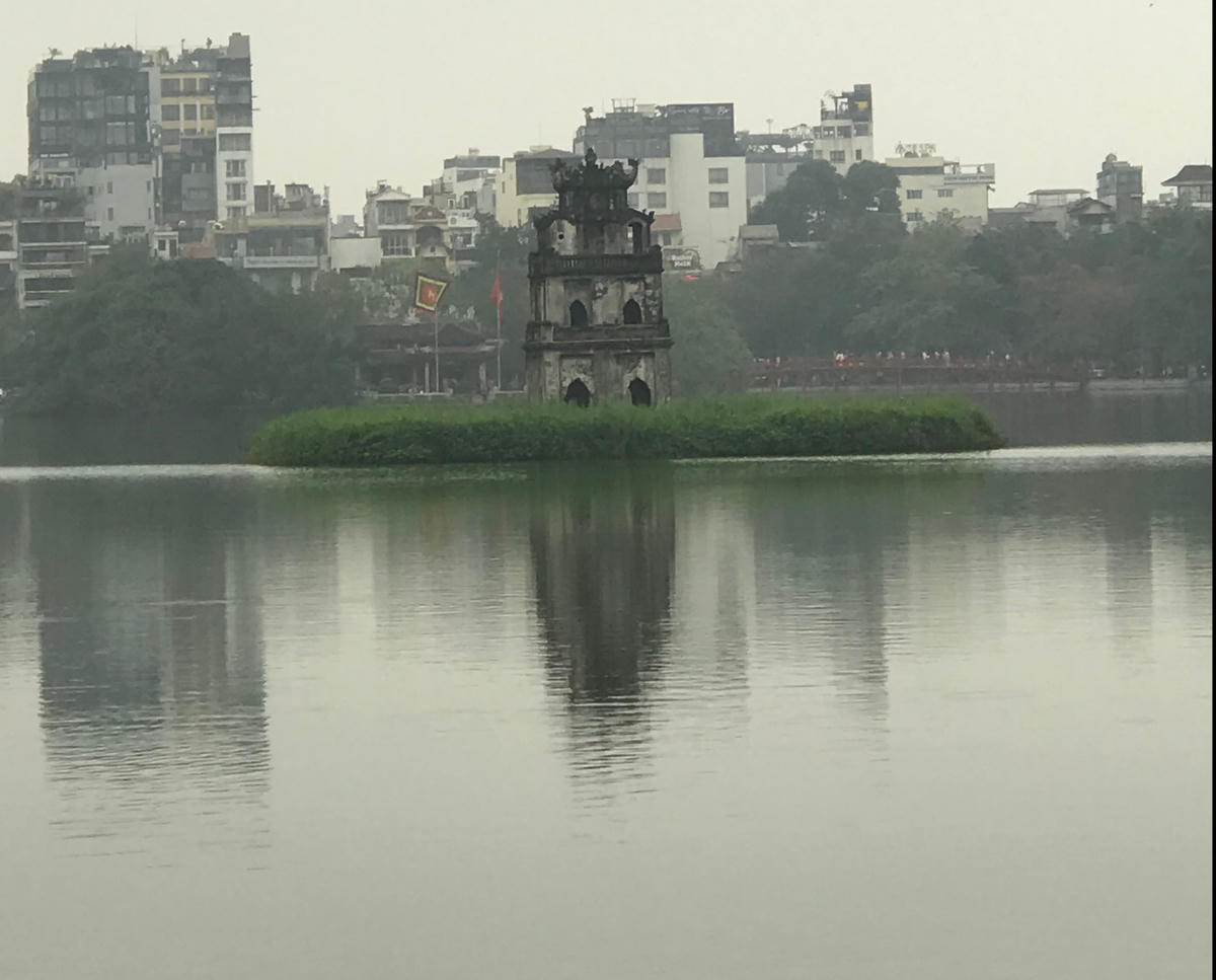 Những khu nhà cao tầng đang có xu hướng lấn át cảnh quan hồ Hoàn Kiếm. Ảnh:  Việt Khánh.  