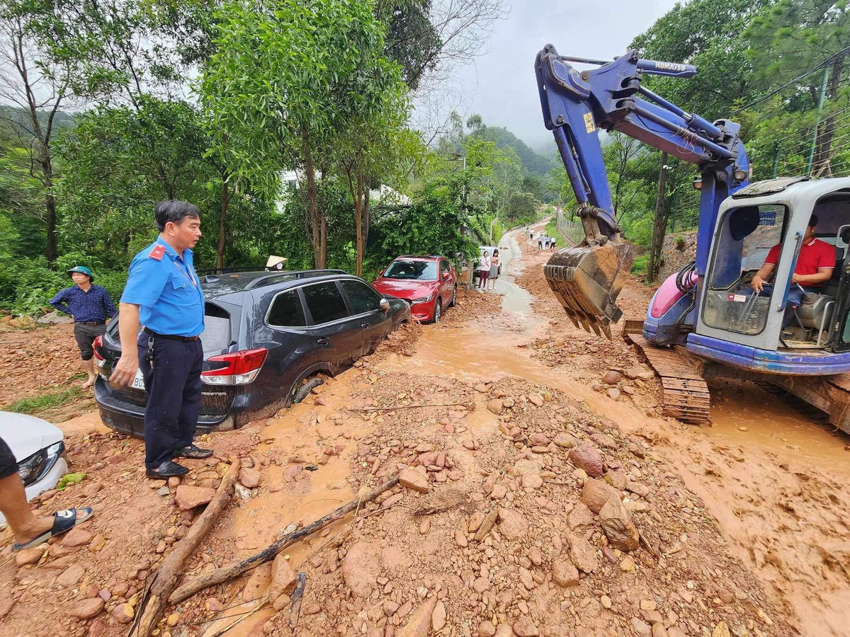 Tại hiện trường gần mười xe ô tô bị bùn đất vùi lấp từ nửa bánh xe tới cửa xe. Các xe bị đất đá vúi lấp có khoảng cách gần nhau khiến cho việc cứu hộ thêm vất vả. Tại hiện trường, các chủ xe đã gọi máy múc đất, cùng với cuốc, xẻng để khơi thông bùn đất. 