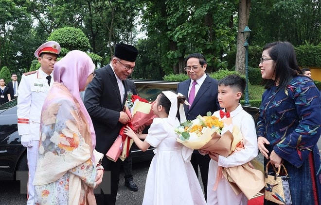 Thiếu nhi Thủ đô tặng hoa chào mừng Thủ tướng Malaysia Anwar Ibrahim và Phu nhân thăm chính thức Việt Nam. (Ảnh: Dương Giang/TTXVN)  