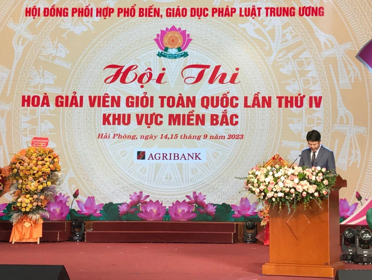 Ông Nguyễn Thanh Tịnh, Phó Chủ tịch Hội đồng Phối hợp PBGDPL Trung ương, Thứ trưởng Bộ Tư pháp, Trưởng Ban Tổ chức Hội thi phát biểu khai mạc Hội thi.