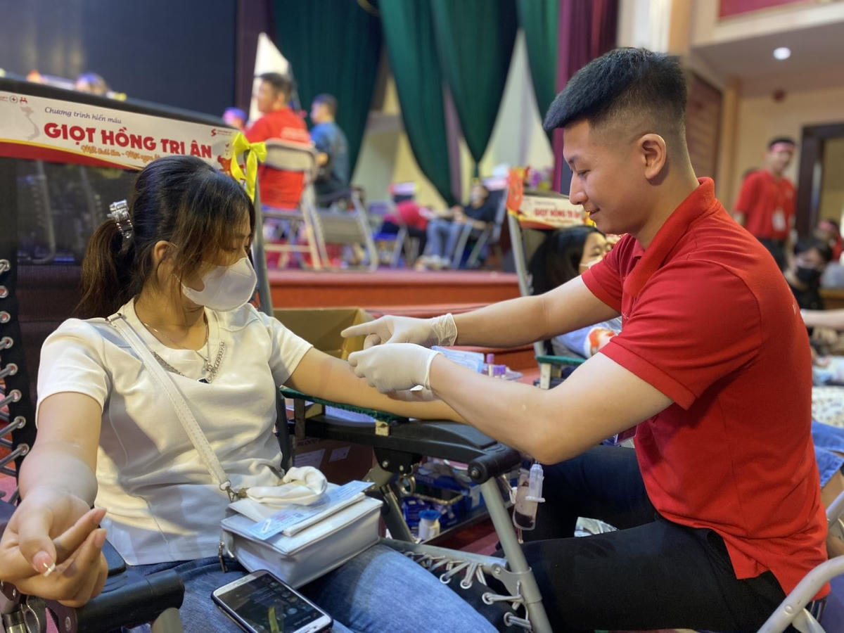 Đông đảo các bạn trẻ hưởng ứng chương trình.