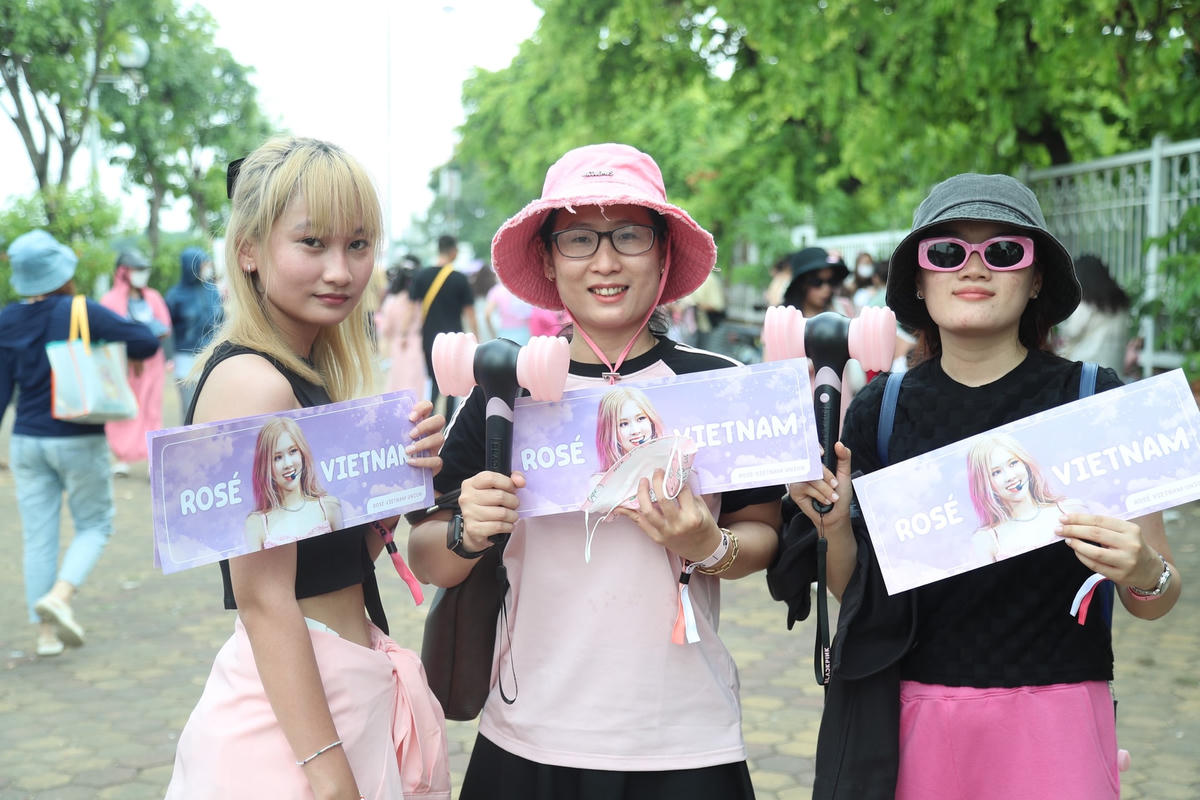 Tuy mệt mỏi nhưng tinh thần của fan hâm mộ Việt với 4 cô gái thành viên nhóm nhạc BlackPink là rất lớn. 