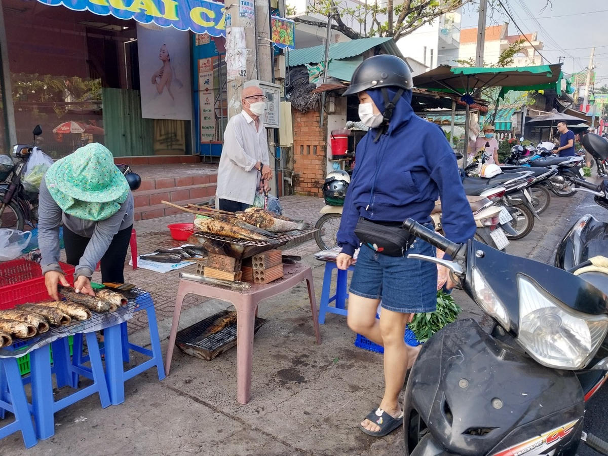 Dọc các tuyến đường của TP HCM thơm phức mùi cá lóc nướng.