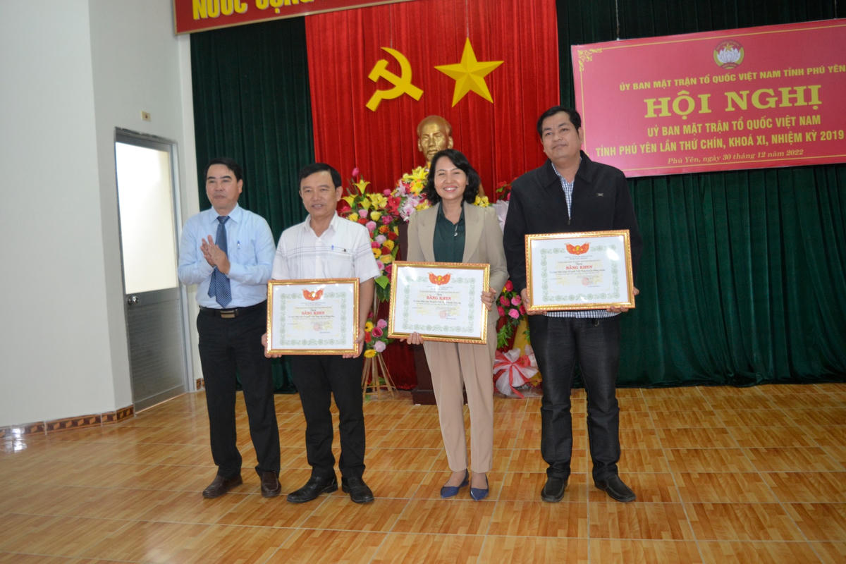 Ủy ban MTTQ Việt Nam tỉnh PhuYên, tặng bằng khen cho cho 33 tập thể và 52 cá nhân có thành tích xuất sắc trong công tác mặt trân năm 2022.