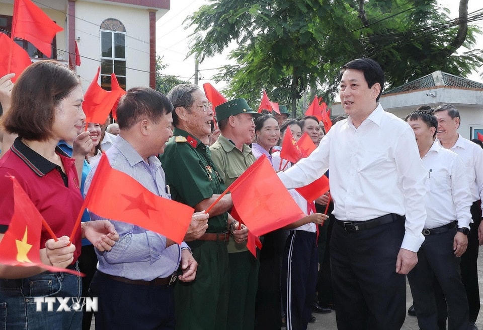 Chủ tịch nước Lương Cường với nhân dân thôn Quảng Chính 6, xã Quảng Hà, tỉnh Quảng Ninh. (Ảnh: Lâm Khánh/TTXVN)