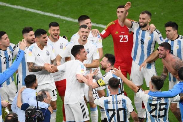 Argentina vào bán kết sau loạt penalty