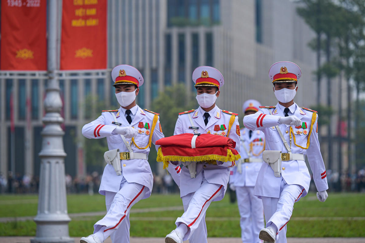 5h50, các chiến sĩ thuộc Đoàn 275 (Bộ Tư lệnh bảo vệ Lăng Chủ tịch Hồ Chí Minh) bắt đầu thực hiện Lễ thượng cờ tại Quảng trường Ba Đình. 