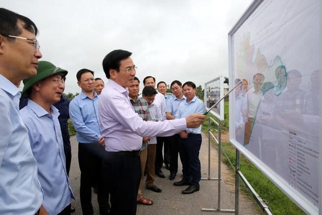 Bộ trưởng, Chủ nhiệm Văn phòng Chính phủ Trần Văn Sơn khảo sát một số dự án đầu tư hạ tầng trọng điểm trên địa bàn tỉnh Nam Định sáng ngày 10/5. Ảnh: VGP