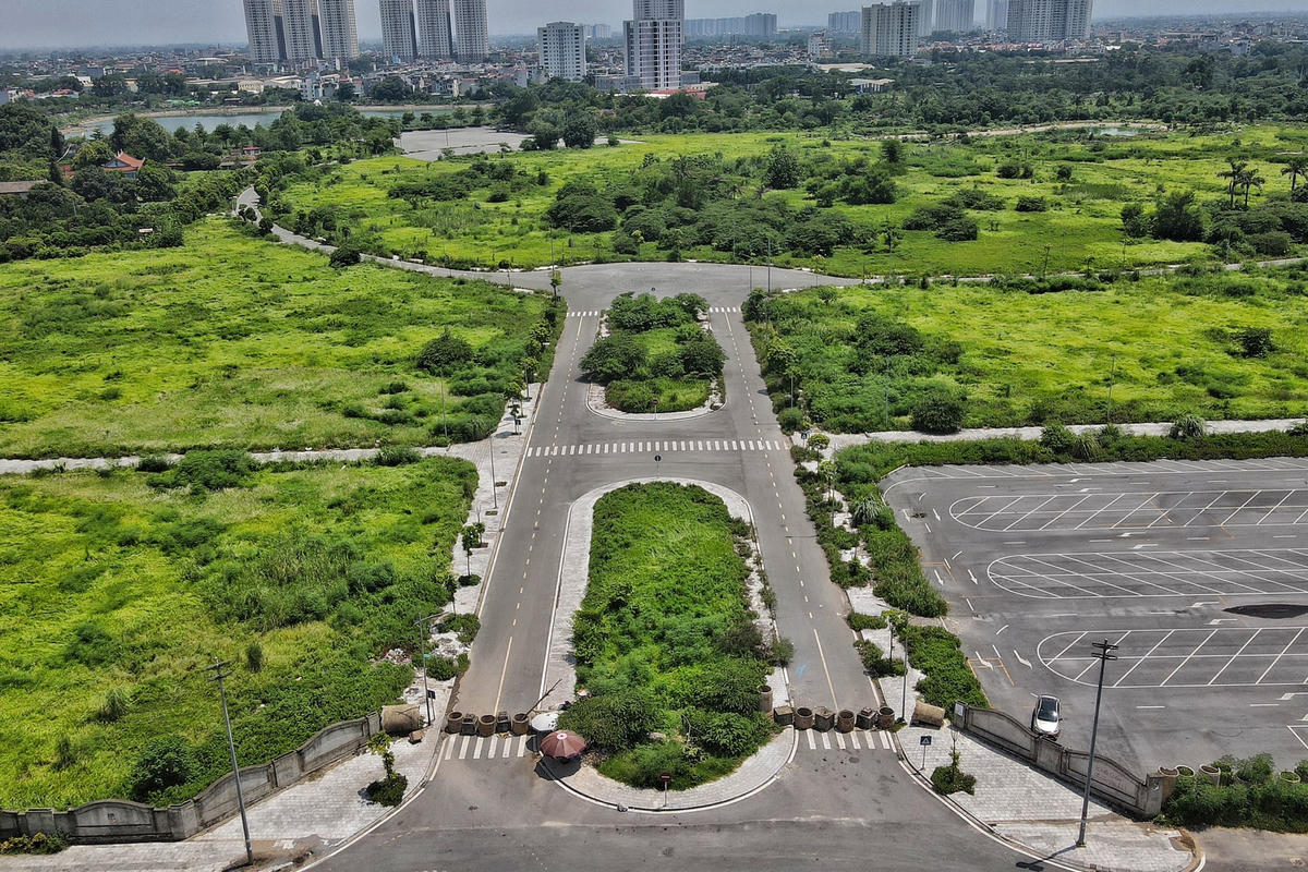 Do dự án chưa hoàn thành, phía ngoài lối vào công viên được bịt kín bằng các ống cống.