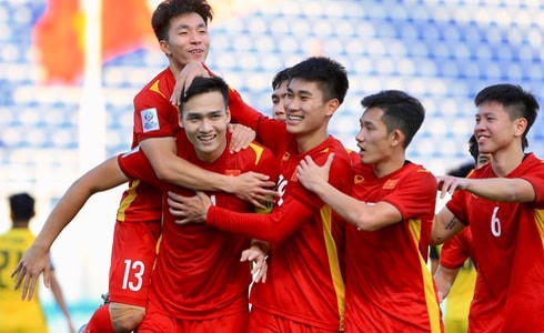 Các cầu thủ U23 Việt Nam ăn mừng cùng Việt Anh với bàn thắng từ chấm 11m.