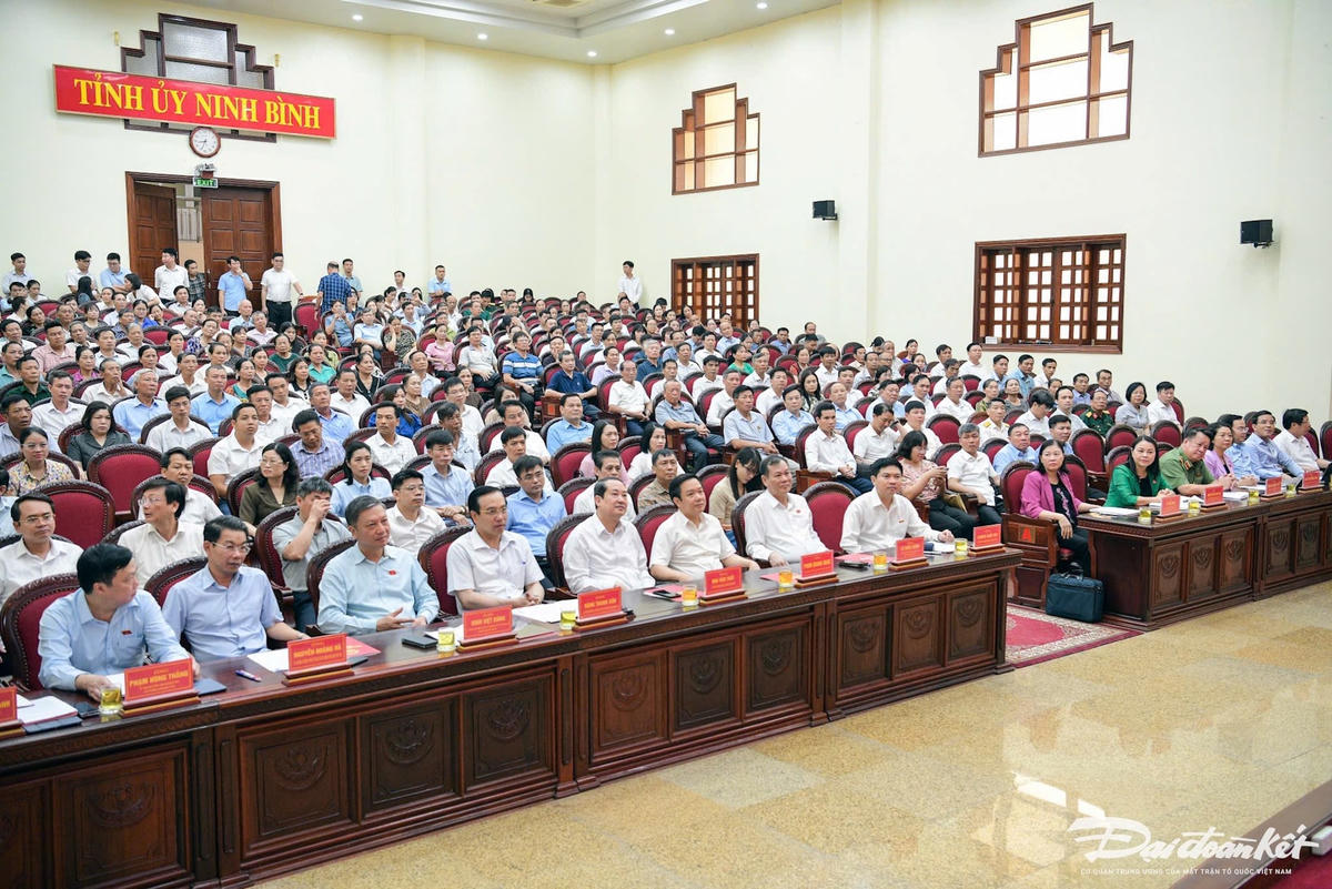 Các đại biểu dự hội nghị tiếp xúc cử tri sau kỳ họp thứ 9, Quốc hội khóa XV tại Ninh Bình. Ảnh: Đình Minh