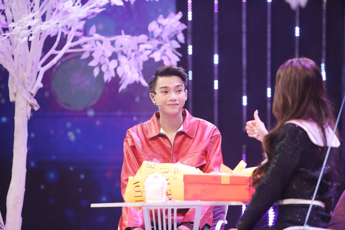 Phan Trường có chút ngại ngùng khi ngồi trước Lan Hương. Ảnh: Perfect Universe. 