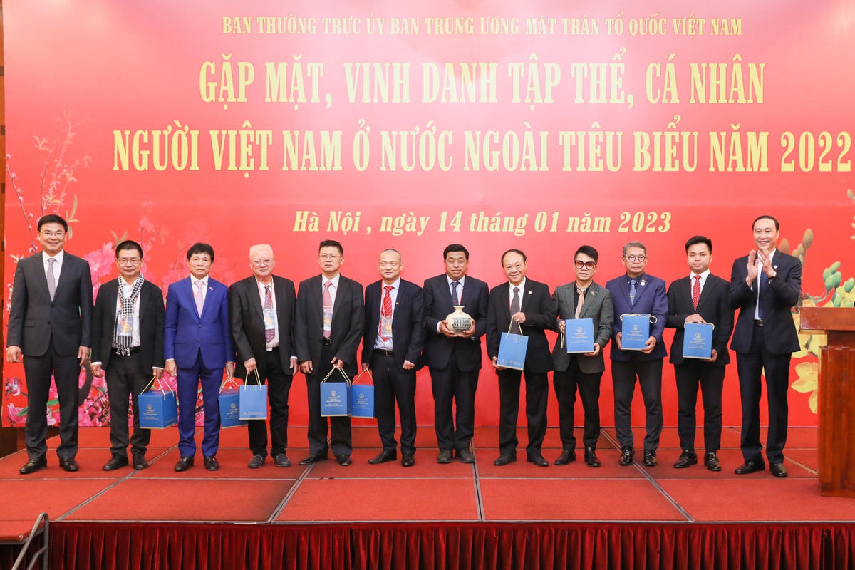 Phó Chủ tịch Phùng Khánh Tài tặng quà các kiều bào tiêu biểu năm 2022.