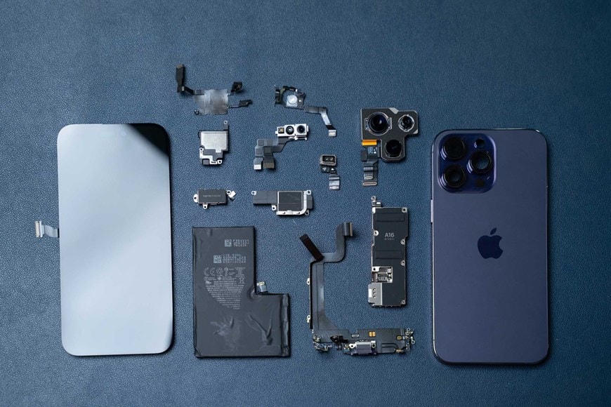 Theo chia sẻ từ kỹ thuật viên Điện Thoại Vui thì nội thất linh kiện bên trong iPhone 14 Pro Max được bố trí không quá khác biệt nhiều so với iPhone 13 Pro Max. (Ảnh: Điện Thoại Vui).