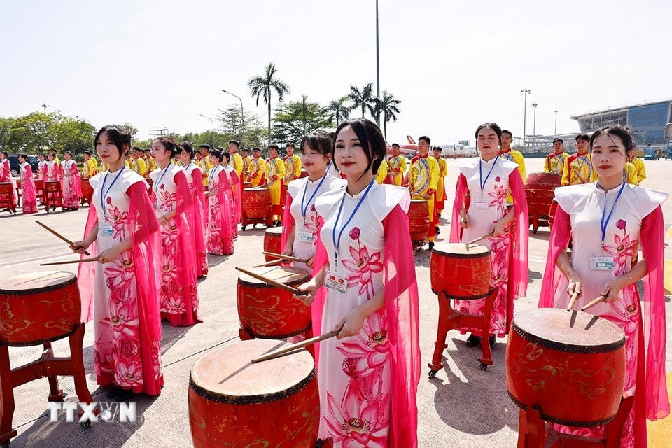 Màn biểu diễn trống hội tại lễ tiễn Tổng Bí thư, Chủ tịch nước Tập Cận Bình ở Sân bay quốc tế Nội Bài. (Ảnh: TTXVN)