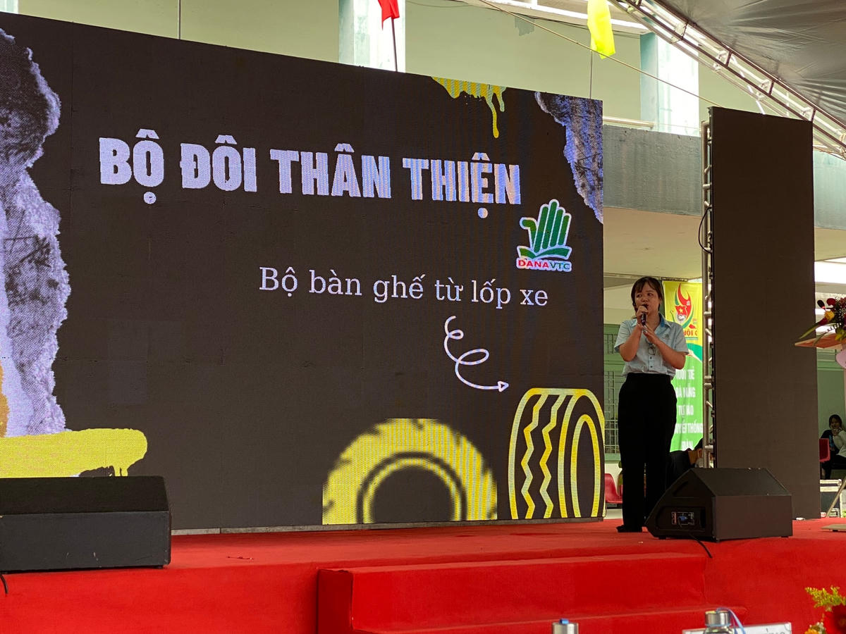 Thuyết minh về sản phẩm tái chế Bộ bàn ghế từ lốp xe.