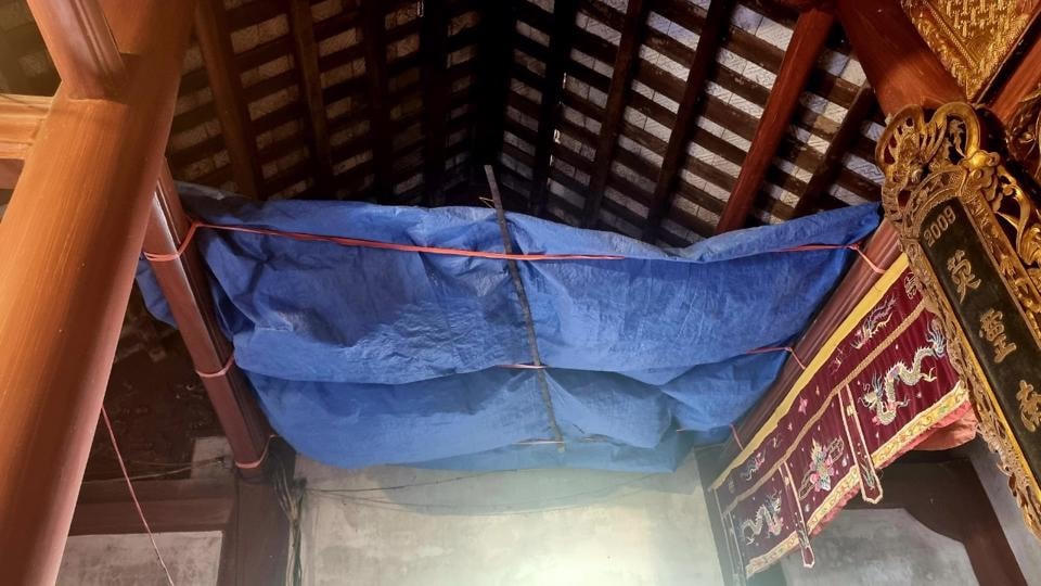 Phần mái của di tích Miếu Ngà (xã Việt Tiến, huyện Vĩnh Bảo) bị xô lệch phải dùng bạt để hứng nước mưa.
