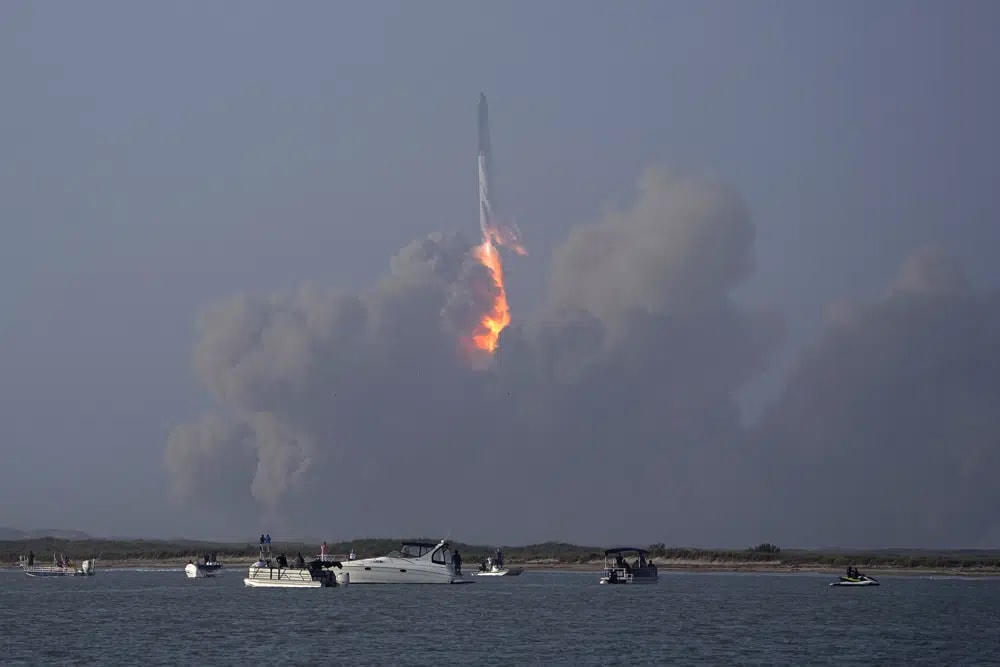 Tên lửa khổng lồ của SpaceX đã phát nổ sau 4 phút được phóng đi từ bãi phóng ở Boca Chica, Texas (Mỹ). Ảnh: AP.